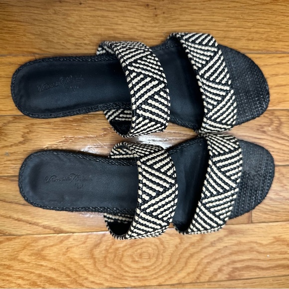 Universal Thread Black and Cream Woven Two Band Slide Sandals — Size 6 - Picture 4 of 5
